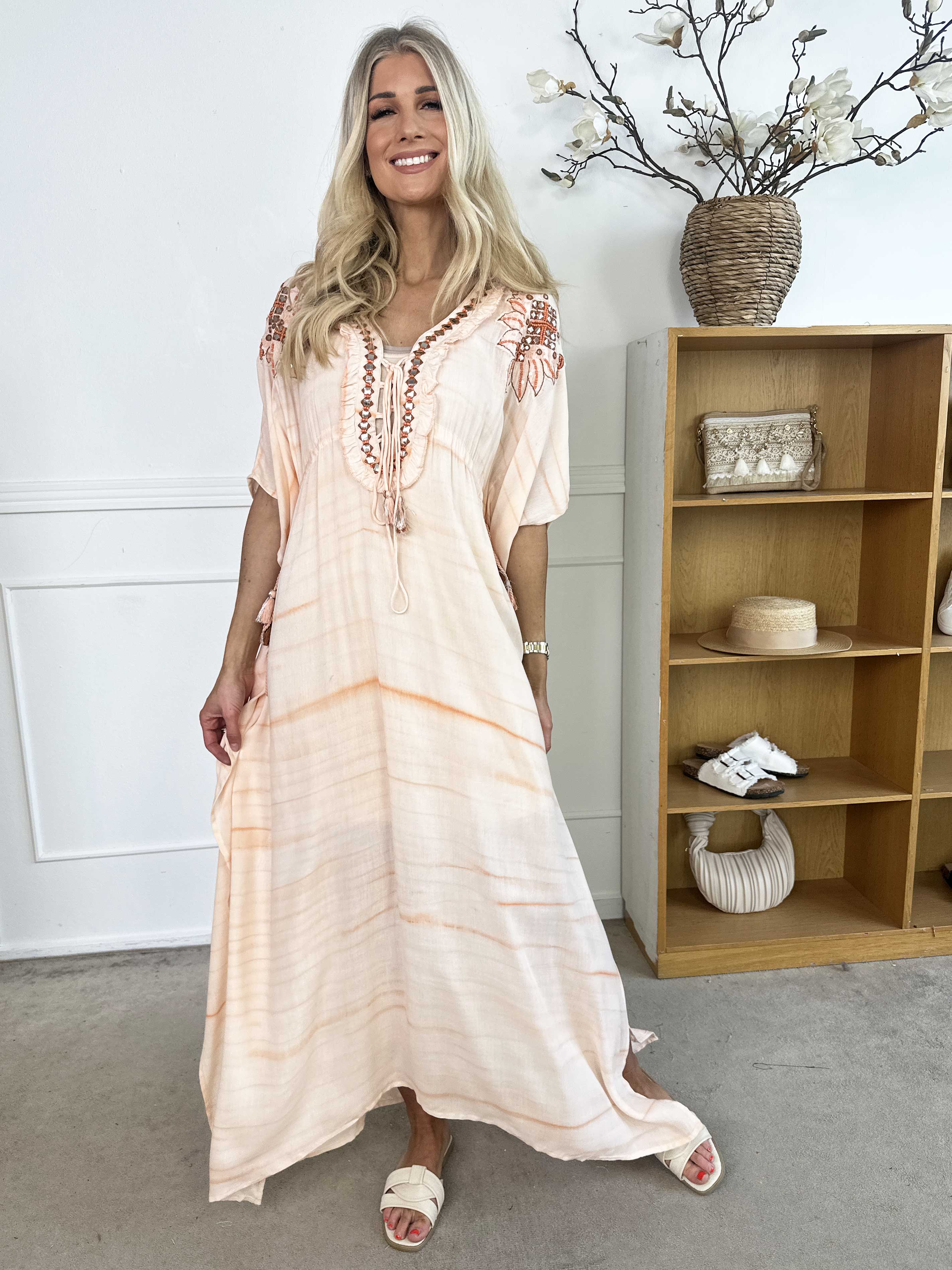 Avery - Tunikaklänning i viskos med pärlor och spets på bröstet